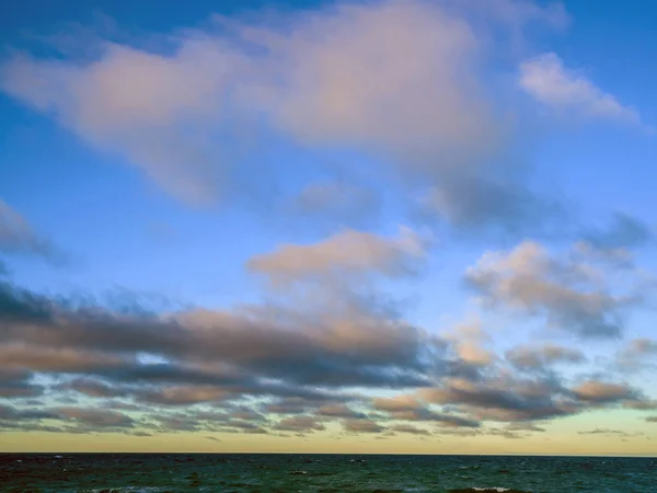 Cielo blu nuvole bianche come sfondo — Foto Stock