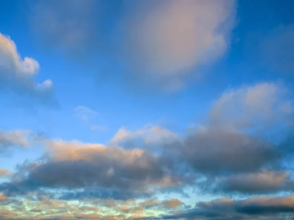 Σύννεφα λευκό μπλε ουρανό ως φόντο — Φωτογραφία Αρχείου