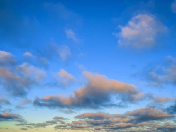 Σύννεφα λευκό μπλε ουρανό ως φόντο — Φωτογραφία Αρχείου