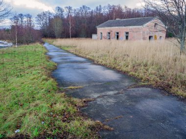 Güzel deniz manzarası olan eski asfalt yol 