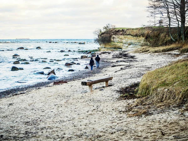 Baltische kust onder een gedeeltelijk bewolkte hemel — Stockfoto