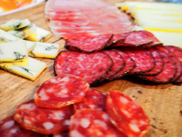 Formaggio e salame. Tagli di varietà — Foto Stock