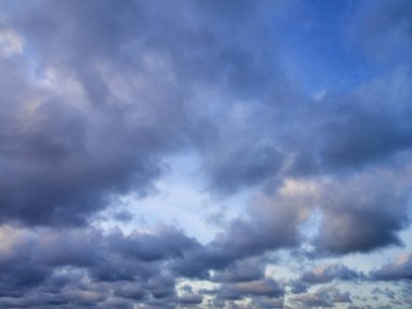 mavi gökyüzü beyaz bulutlar arka plan olarak 