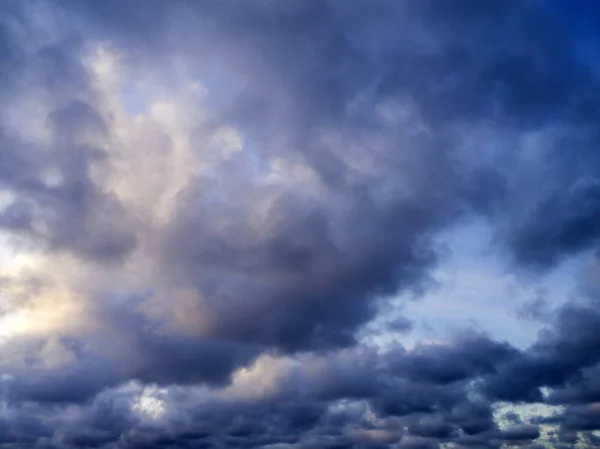 Cielo azul nubes blancas como fondo —  Fotos de Stock