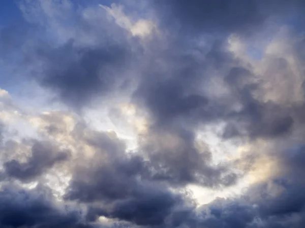 Cielo azul nubes blancas como fondo —  Fotos de Stock