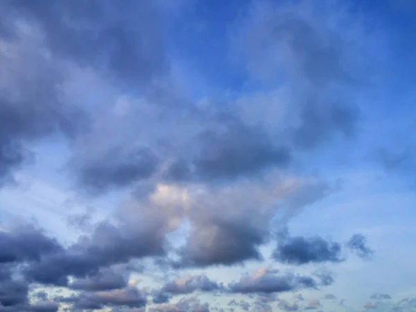 Céu azul nuvens brancas como fundo — Fotografia de Stock
