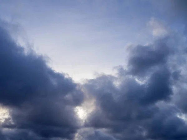 Cielo azul nubes blancas como fondo —  Fotos de Stock