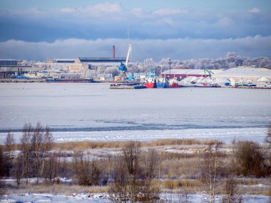 Baltık Denizi, liman, vinçler ulaşabilen Körfezi'ne bakan kış sezonu Tallinn liman arka plan var. Koyu mavi gökyüzü ve gösteri ve orman ile dondurulmuş deniz