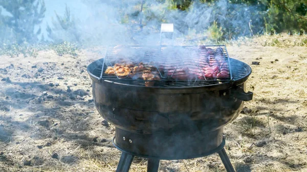 Nahaufnahme von gegrillten Würstchen — Stockfoto