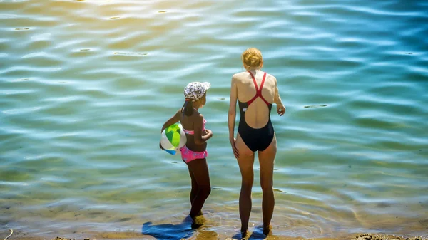 Chica africana y madre caucásica — Foto de Stock