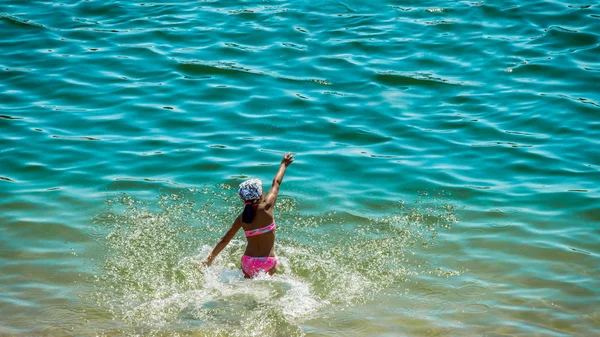 Criança criança menina sozinho — Fotografia de Stock