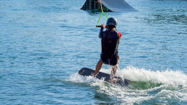 Wakeboarder klampt zich vast aan de kabel — Stockfoto
