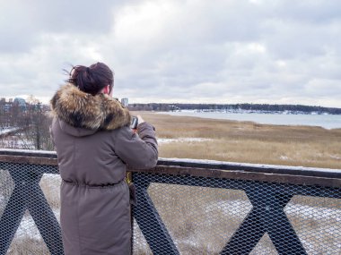 Genç turist kız ve Baltık se