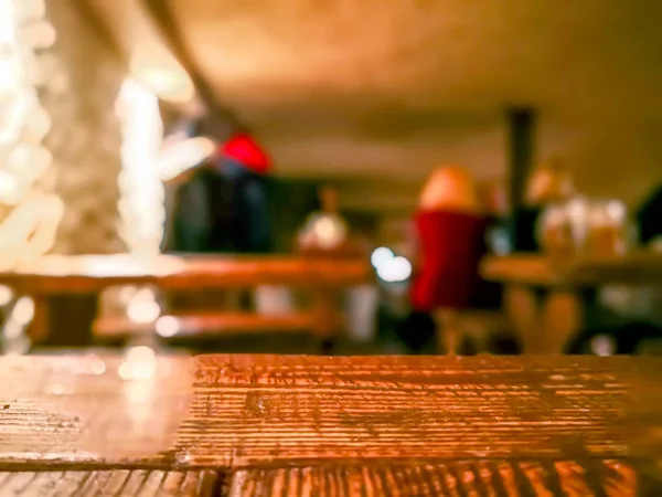 Obrázek Dřevěný Stůl Před Abstraktní Rozostřeného Pozadí Resturant Tabulka Top — Stock fotografie