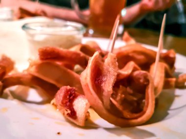 aperatifler ve bira bir restoranda