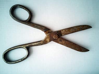 Ahşap arka plan üzerinde Vintage makas 