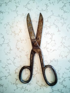 Ahşap arka plan üzerinde Vintage makas 