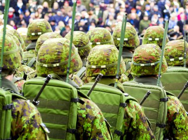 Sokaklarda yürüyen ordusu askerleri 