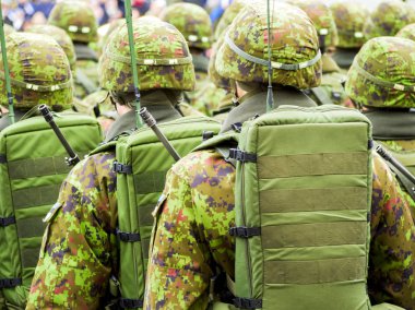 Sokaklarda yürüyen ordusu askerleri 