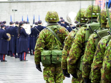 Sokaklarda yürüyen ordusu askerleri 
