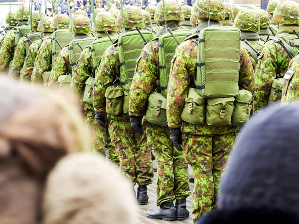 Soldats de l'armée marchant dans les rues — Photo