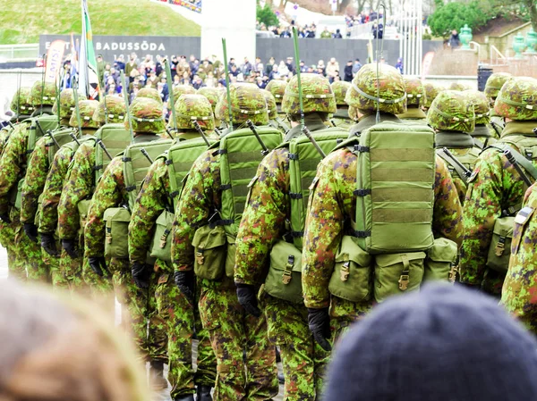 Soldats de l'armée marchant dans les rues — Photo