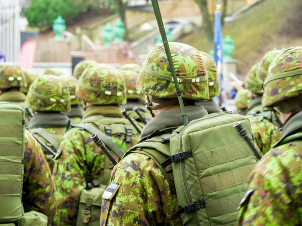 Soldats de l'armée marchant dans les rues — Photo