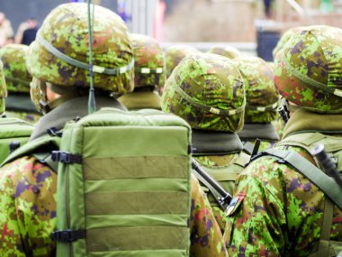 Sokaklarda yürüyen ordusu askerleri 