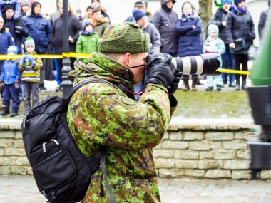 Militars yürüyen sokaklarda.