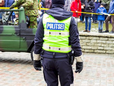 Militars yürüyen sokaklarda.