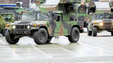 Militars yürüyen sokaklarda.