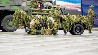 Militars yürüyen sokaklarda.