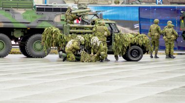 Militars yürüyen sokaklarda.