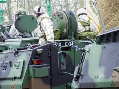 Militars yürüyen sokaklarda.