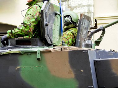 Militars yürüyen sokaklarda.