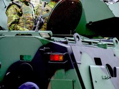 Militars yürüyen sokaklarda.