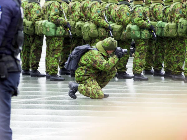 Militars Marchant dans les rues . — Photo