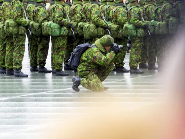 Militars Marchant dans les rues . — Photo