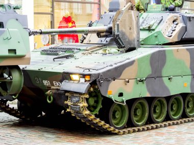 Militars yürüyen sokaklarda.