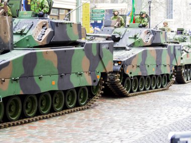 Militars yürüyen sokaklarda.