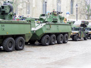 Militars yürüyen sokaklarda.