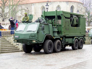 Militars yürüyen sokaklarda.