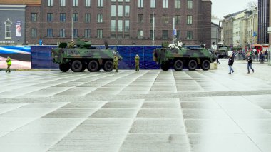 Militars yürüyen sokaklarda.