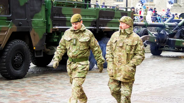 Militares marchando por las calles . —  Fotos de Stock