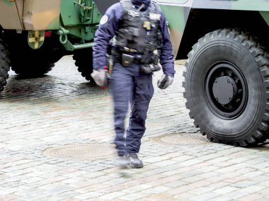 Militars yürüyen sokaklarda.