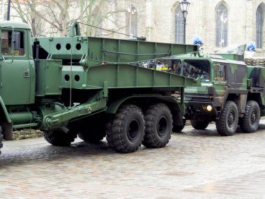 Militars yürüyen sokaklarda.