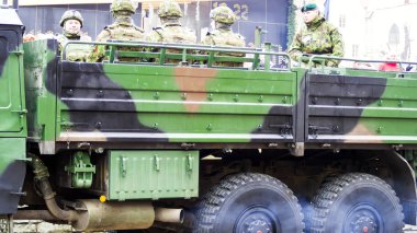 Militars yürüyen sokaklarda.