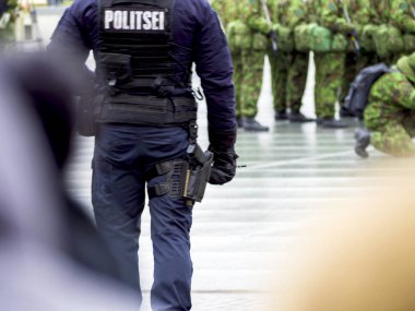 Militars yürüyen sokaklarda.