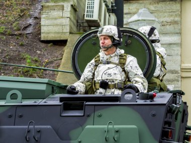 Militars yürüyen sokaklarda.