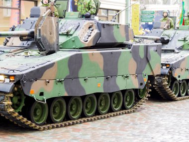 Militars yürüyen sokaklarda.